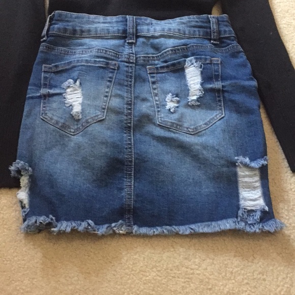 Jean skirt with a black v neck long sleeve - Picture 4 of 6
